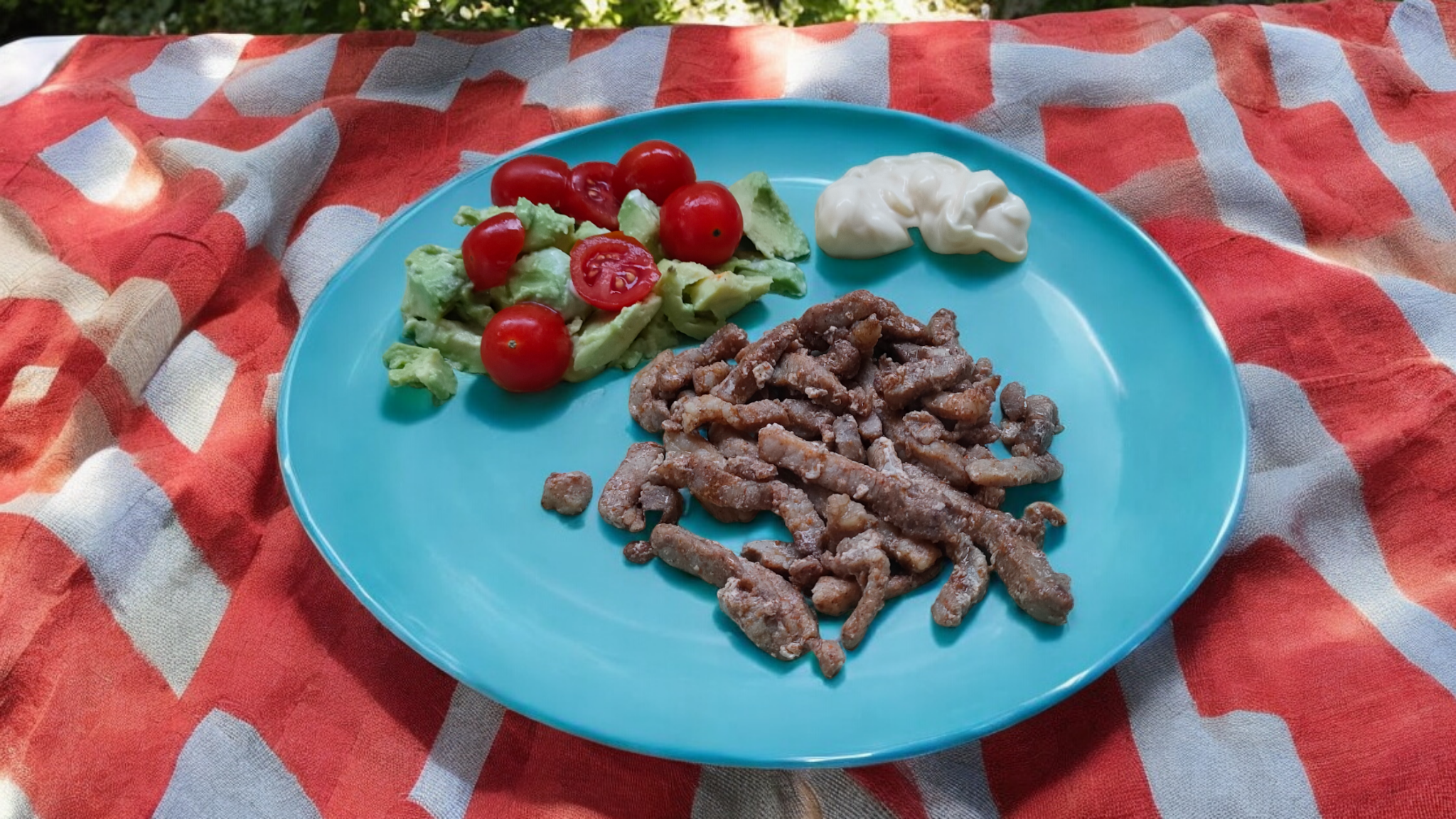 Shoarma met kerstomaatjes en avocado