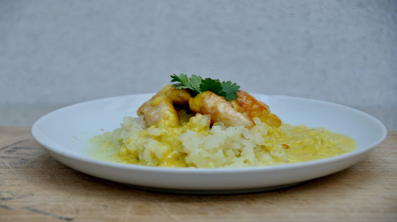 Poulet au riz de chou-fleur et sauce curry