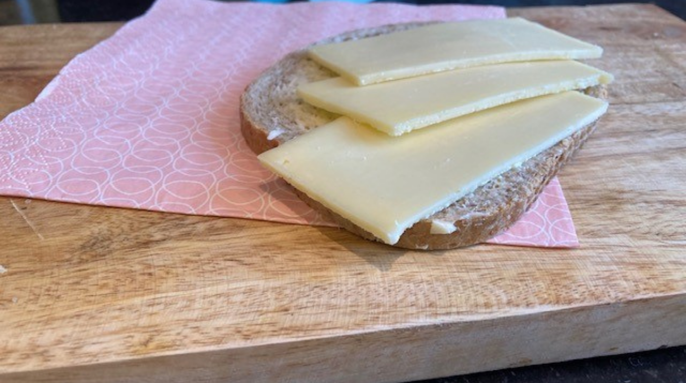 Sandwich au pain aux noix, beurre et Gouda