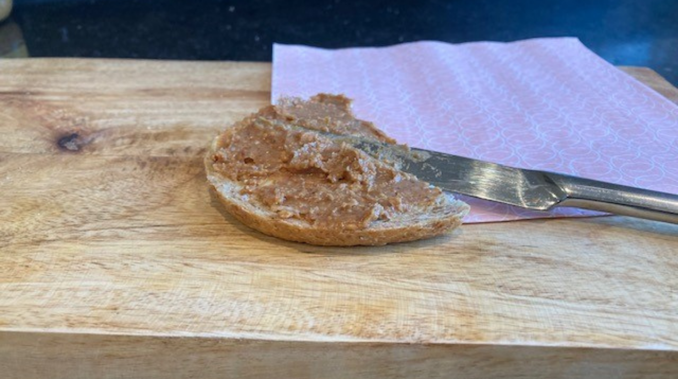 Sandwich au pain aux noix, beurre et beurre de cacahuète