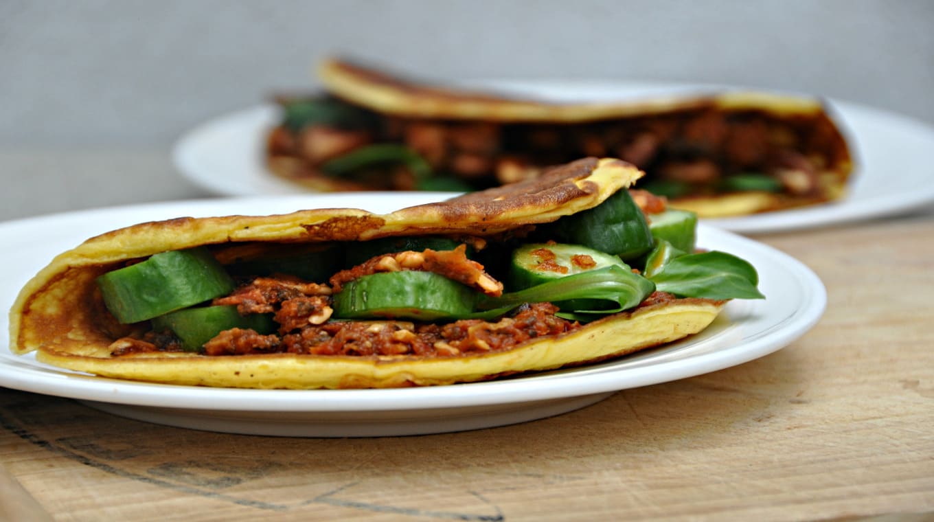 Pannenkoek met zongedroogde tomaten, tapenade, veldsla en mini komkommer