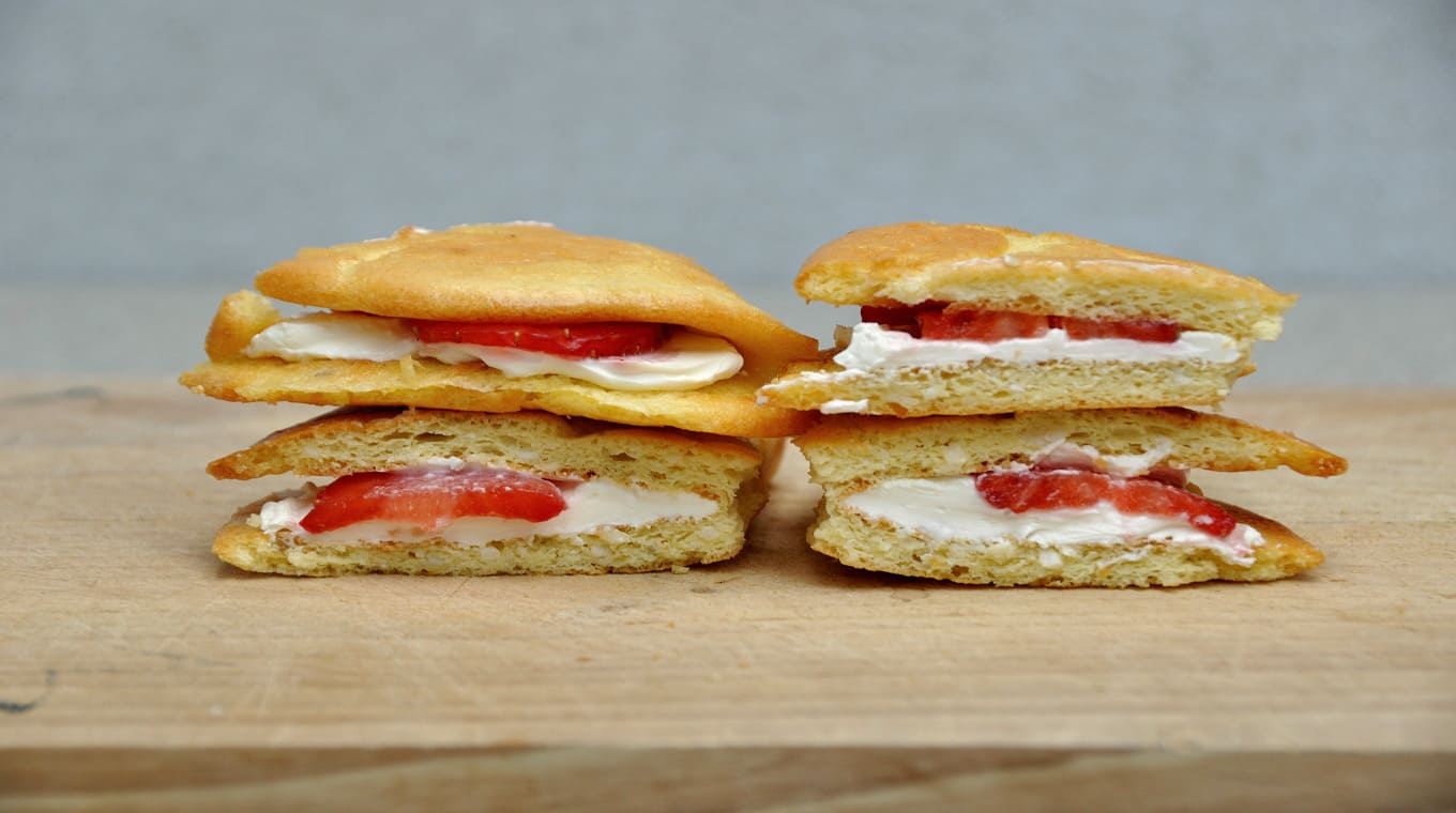 Sandwich au fromage à la crème et aux fraises