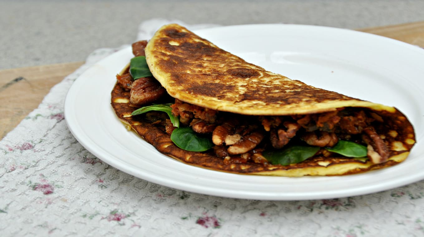 Pannenkoek met tapenade, veldsla en pecannoten